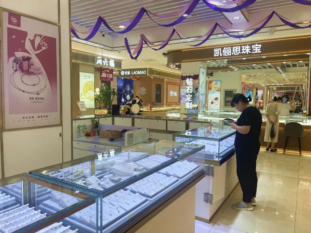 黄金价格的波动与周生生珠宝的市场策略