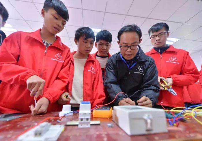 焊工职业探索，高薪1万3，包吃住机会与学徒之路1万3焊工包吃住可学徒真的吗